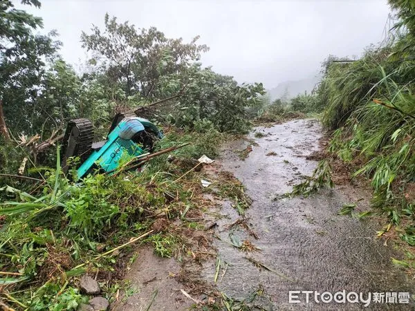 ▲▼新北三峽五寮里里長王金生遭挖土機壓到頸部。（圖／記者陳以昇翻攝）