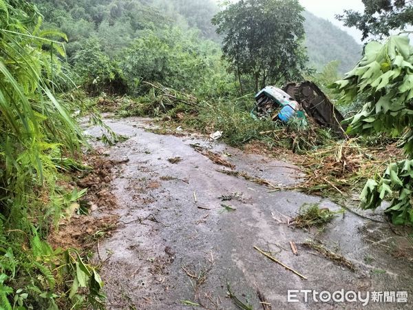 ▲▼新北三峽五寮里里長王金生遭挖土機壓到頸部。（圖／記者陳以昇翻攝）