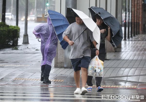 ▲▼凱米強颱腳步越來越近 台北市傍晚風雨漸漸增強。（圖／記者屠惠剛攝）