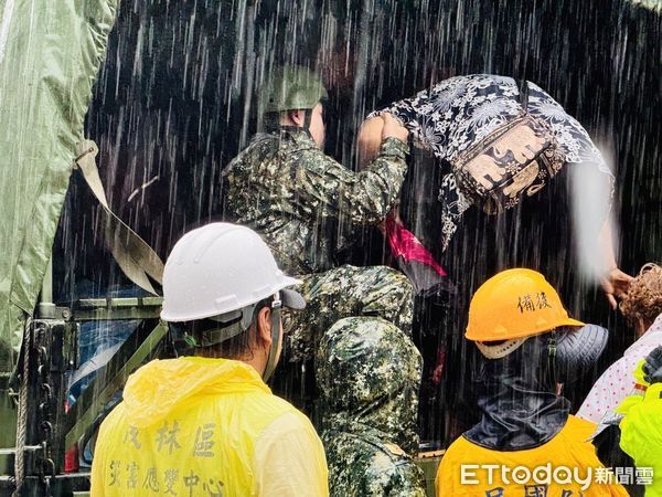 ▲▼高雄土石流警戒！山區急撤1260人，陳其邁親視察撤離情形。（圖／記者賴文萱翻攝）