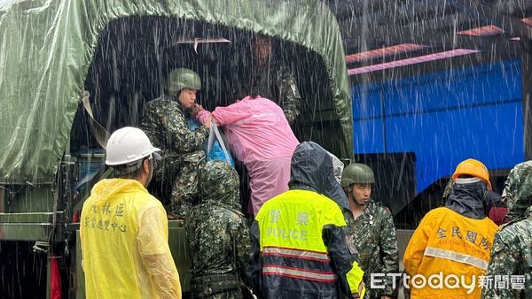 ▲▼高雄土石流警戒！山區急撤1260人，陳其邁親視察撤離情形。（圖／記者賴文萱翻攝）