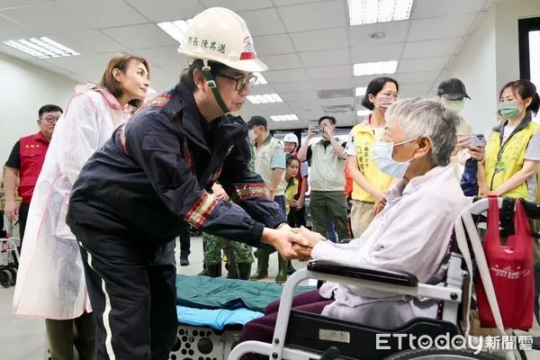 ▲▼高雄土石流警戒！山區急撤1260人，陳其邁親視察撤離情形。（圖／記者賴文萱翻攝）