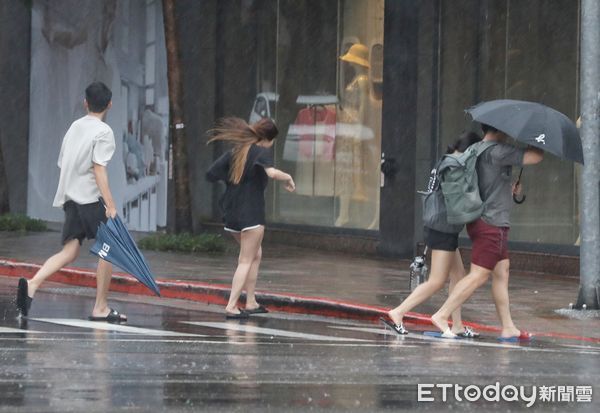 ▲▼凱米強颱腳步越來越近 台北市傍晚風雨漸漸增強 行人舉步維艱。（圖／記者屠惠剛攝）