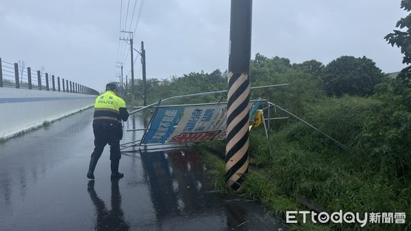 ▲市警六分局指出，從23日深夜起因颱風帶來強風豪雨，南區發生多起樹倒事件，也有大型看板倒塌。（圖／記者林東良翻攝，下同）