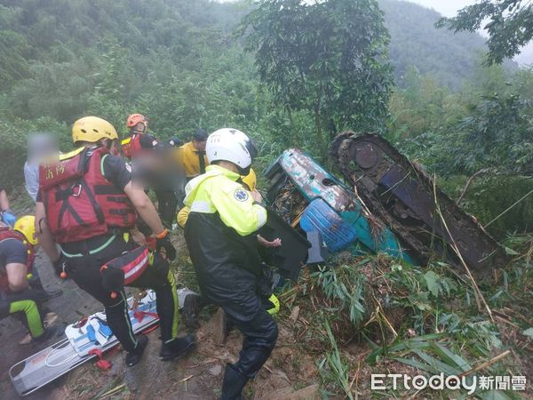 ▲▼警消上山救援畫面曝光            。（圖／記者陳以昇翻攝）