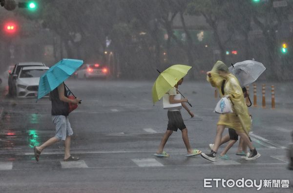 ▲▼凱米強颱腳步越來越近 台北市傍晚下起豪雨。（圖／記者屠惠剛攝）