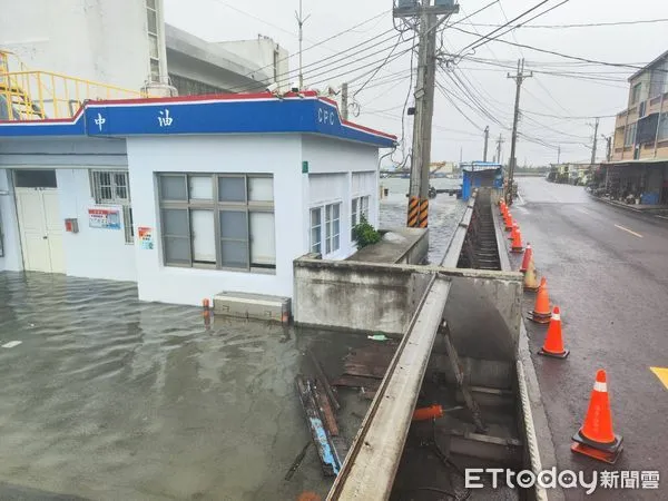 ▲水利局先前新建的倒伏式水閘門成功發揮功效，有效阻擋了凱米颱風來襲及漲潮帶來的暴潮情形，保護青鯤鯓社區和居民。（圖／記者林東良翻攝，下同）