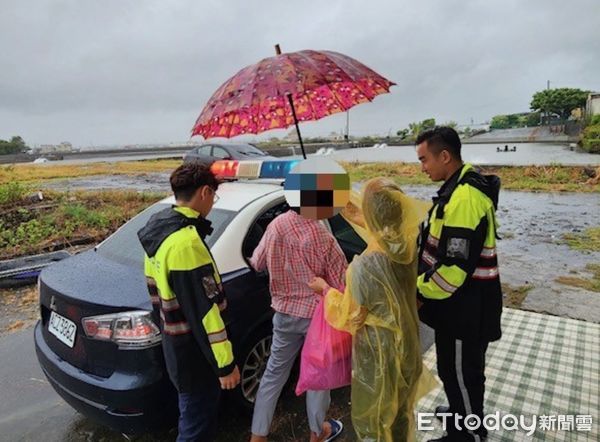 ▲枋寮警分局佳冬分駐所所長金昱亨、警員蕭竣育替民眾裝置水閘門             。（圖／記者陳崑福翻攝）