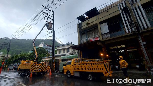 ▲▼狂風吹倒樹木壓電線！高雄2064戶停電，台電急搶修。（圖／記者賴文萱翻攝）