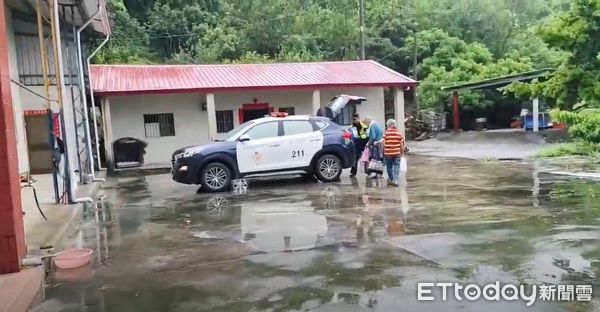 ▲嚴防凱米大雨，市長黃偉哲指示台南備沙包防水擋板防颱，市府並預防性疏散9區22里總計385人。（圖／記者林東良翻攝，下同）