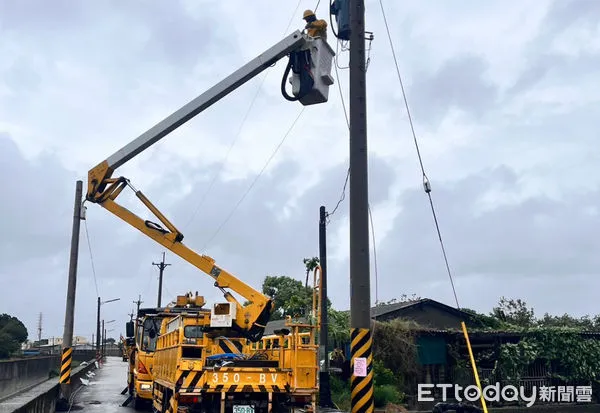 ▲凱米襲台，雲林多處電桿毀損造成停電，台電人員於風雨中搶修。（圖／記者蔡佩旻攝）