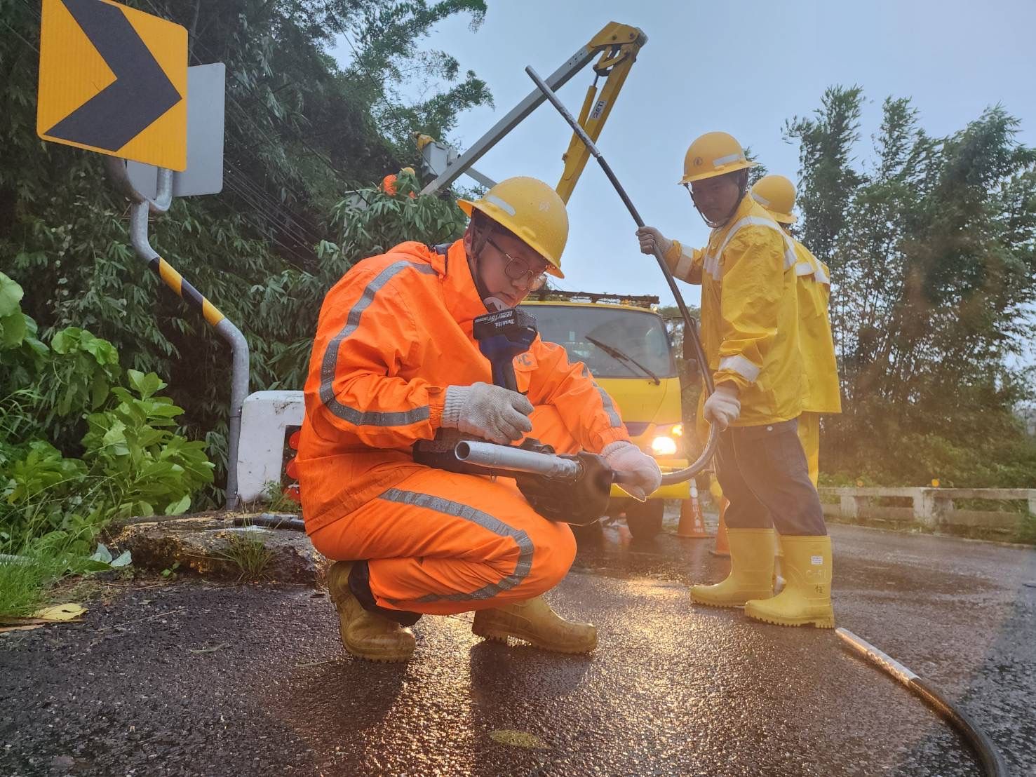 ▲凱米颱風來襲造成全台多戶停電，台電緊急搶修。（圖／台電提供）