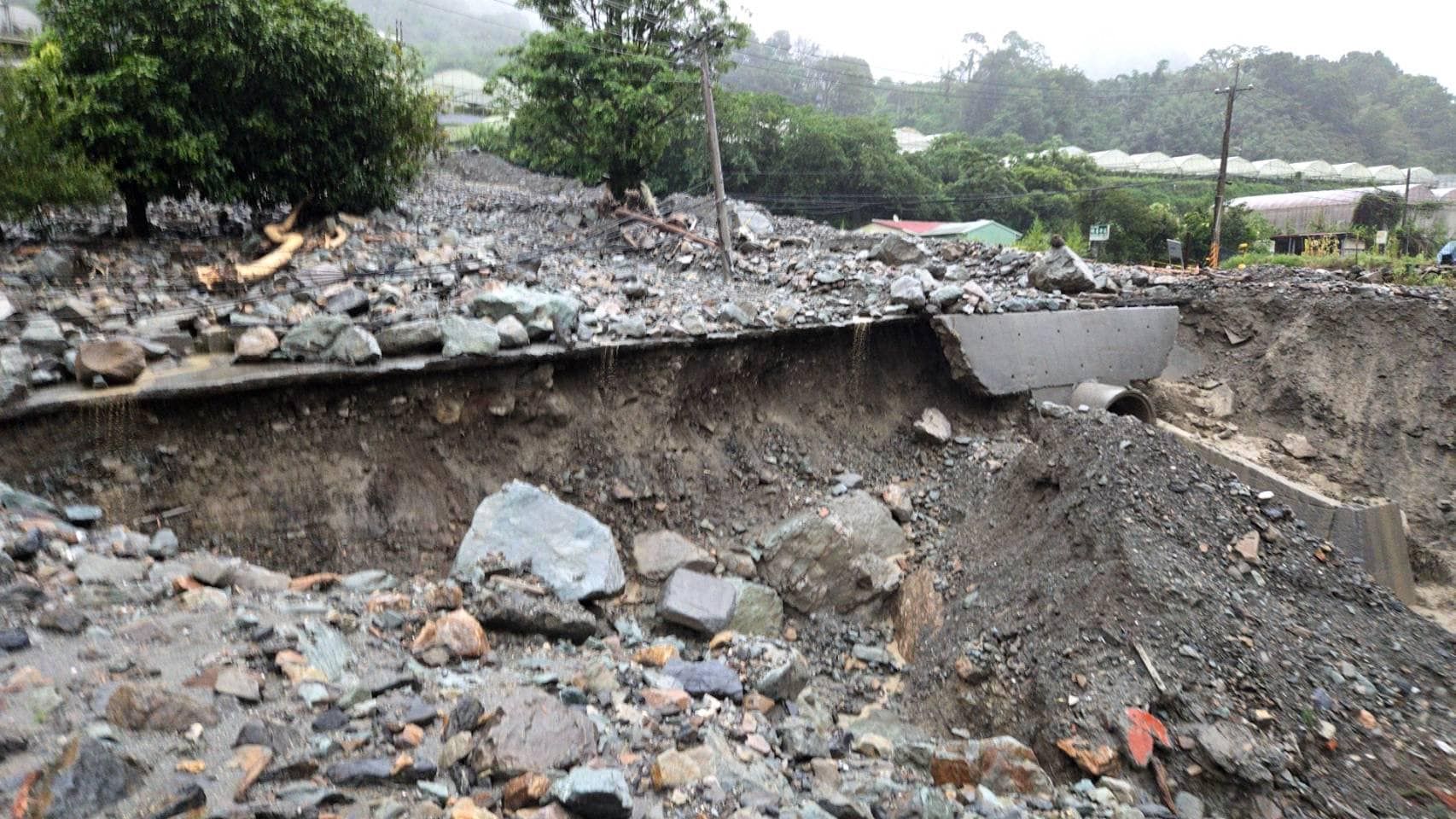 ▲信義鄉東埔村聯外道路和便橋遭土石流沖毀，淪為孤島。（圖／信義鄉長全志堅提供，下同）