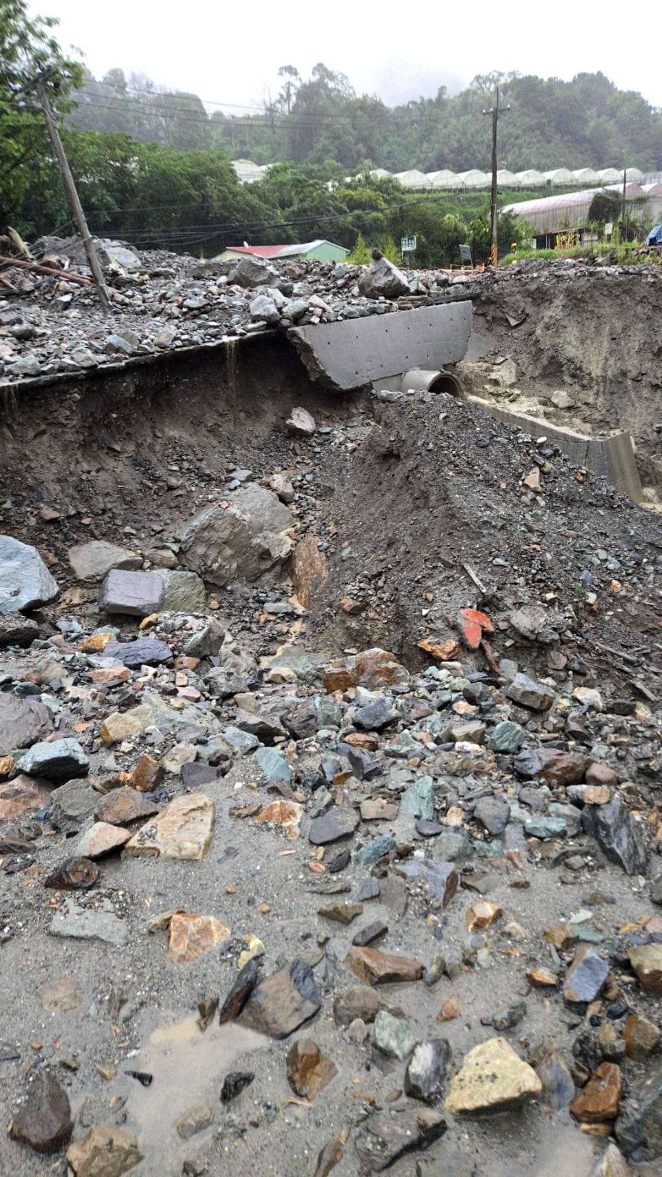 ▲信義鄉東埔村聯外道路和便橋遭土石流沖毀，淪為孤島。（圖／信義鄉長全志堅提供）