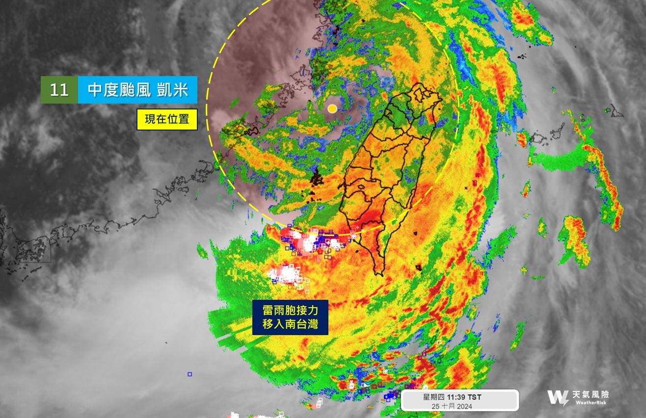 ▲▼南部外海一顆接一顆的雷雨胞，不斷冒著閃電訊號             。（圖／翻攝天氣風險 WeatherRisk臉書）