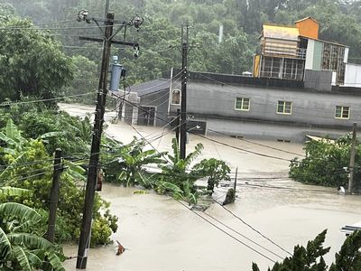 快訊/凱米豪雨狂炸高雄 田寮民宅淹半層樓「水上行舟」