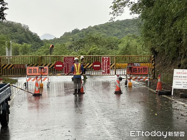 ▲▼為避免坍方與土石流，造成交通阻斷、人車受困，台11甲線光豐公路全線封閉。（圖／鳳林警分局提供，下同）