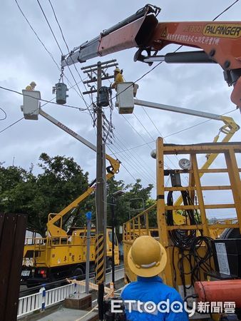 ▲台電屏東區處人員頂著風雨搶修停電             。（圖／台電屏東區處提供）