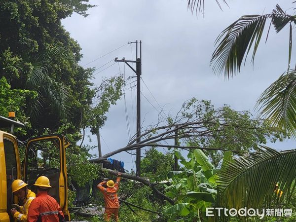 ▲台電屏東區處人員頂著風雨搶修停電             。（圖／台電屏東區處提供）