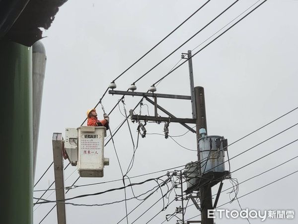 ▲台電屏東區處人員頂著風雨搶修停電             。（圖／台電屏東區處提供）