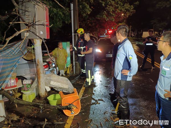 ▲苗栗市東嶽大帝廟旁今晚9點多，發生枯木壓毀轎車，一名以車為家女街友一度受困。（圖／記者楊永盛攝）