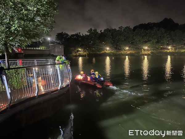 ▲▼竹市青草湖「女子墜湖亡」颱風夜傳憾事　警消救上岸已成冰冷遺體。（圖／記者陳凱力翻攝）