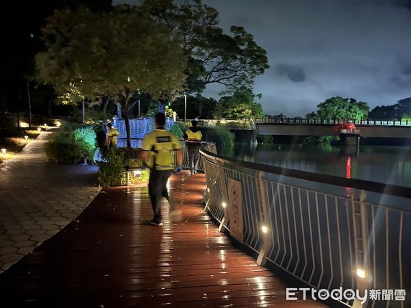 ▲▼竹市青草湖「女子墜湖亡」颱風夜傳憾事　警消救上岸已成冰冷遺體。（圖／記者陳凱力翻攝）