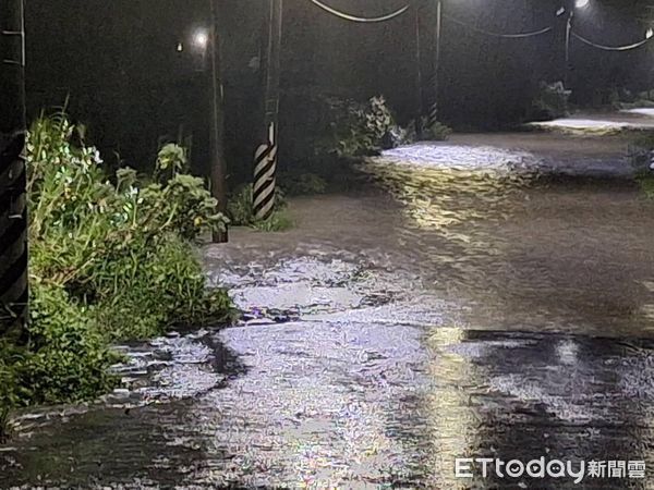 ▲▼ 八掌溪水位高漲，永欽一、二號橋實施封橋，   鄰近快速道路也管制。（圖／翻攝水上鄉公所臉書）