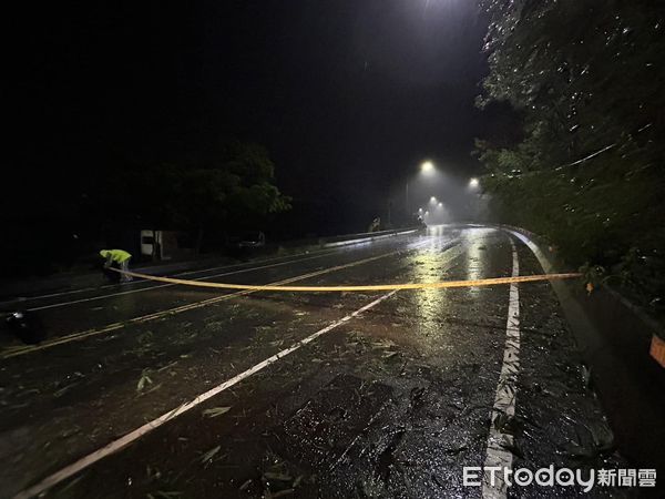 ▲▼ 八掌溪水位高漲，永欽一、二號橋實施封橋，   鄰近快速道路也管制。（圖／翻攝水上鄉公所臉書）