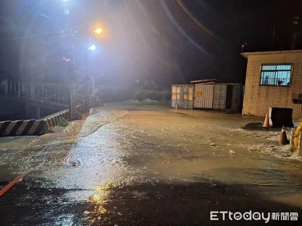 ▲▼ 八掌溪水位高漲，永欽一、二號橋實施封橋，   鄰近快速道路也管制。（圖／翻攝水上鄉公所臉書）