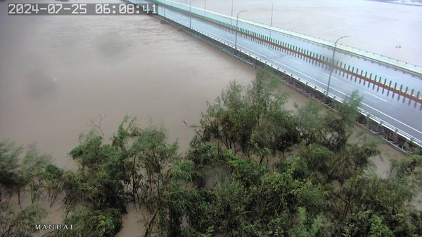 網友分享中南部河川、橋梁的畫面。（圖／翻攝自水利署即時影像）