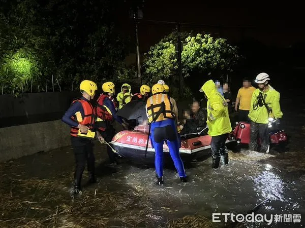 ▲▼消防人員成功救出因淹水及腰的三星鄉清洲二路受困11位民眾。（圖／記者游芳男翻攝，下同）