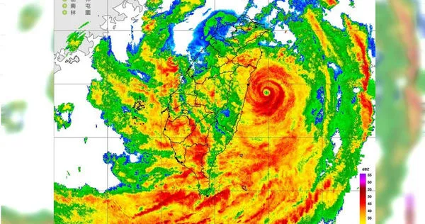 凱米颱風在經過長期打轉後還能保持完整結構，令不少專家都驚訝。圖為凱米颱風24日晚間10點的雷達回波圖。（圖／中央氣象署提供）