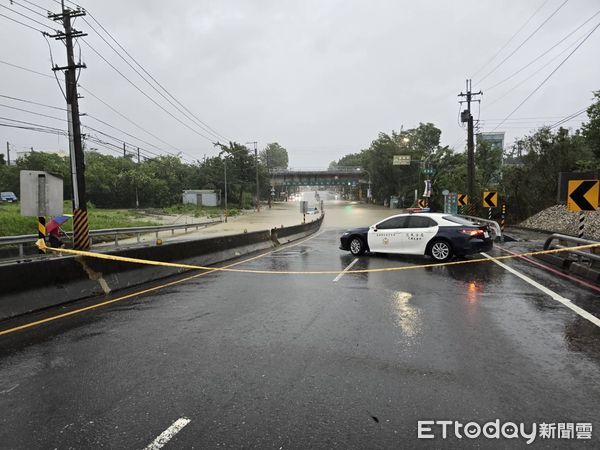 ▲大樹舊鐵橋下積水，造成一輛車受困            。（圖／記者吳奕靖翻攝）