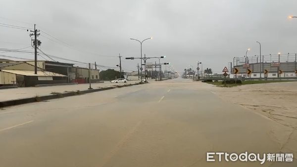 ▲▼       雲林斗南淹大水，造成人車受困，警消急救援      。（圖／記者蔡佩旻翻攝）