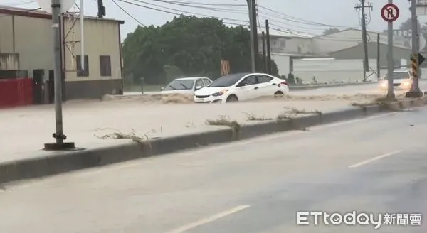 ▲▼       雲林斗南淹大水，造成人車受困，警消急救援      。（圖／記者蔡佩旻翻攝）