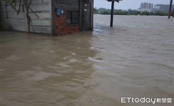 ▲▼       雲林斗南淹大水，造成人車受困，警消急救援      。（圖／記者蔡佩旻翻攝）