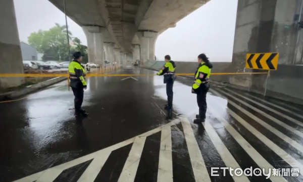 ▲▼南投市貓羅溪畔旁的堤防淹水，現場至少30台車泡水             。（圖／記者高堂堯翻攝）