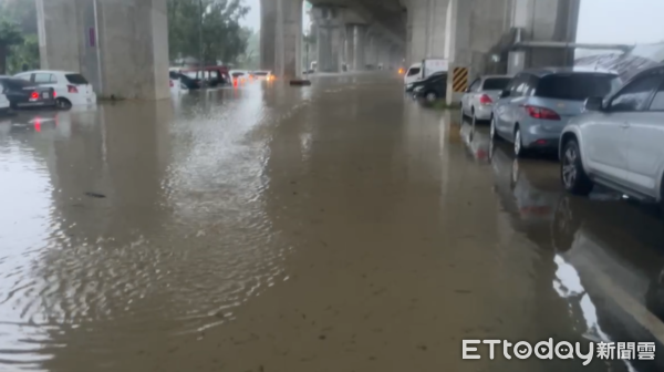 ▲▼南投市貓羅溪畔旁的堤防淹水，現場至少30台車泡水             。（圖／記者高堂堯翻攝）