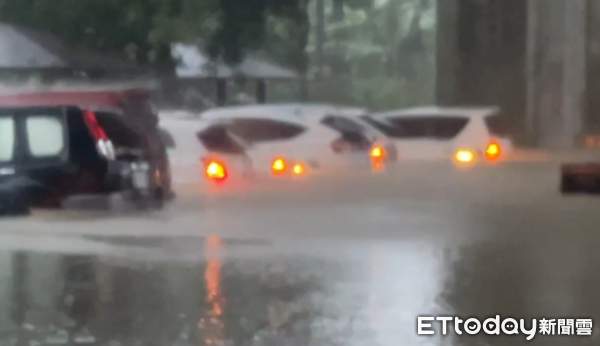 ▲▼南投市貓羅溪畔旁的堤防淹水，現場至少30台車泡水             。（圖／記者高堂堯翻攝）