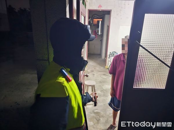 ▲東港警分局崁頂分駐所所蔡曜陽、警員黃士峰頂著強風大雨協助潘男            。（圖／記者陳崑福翻攝）