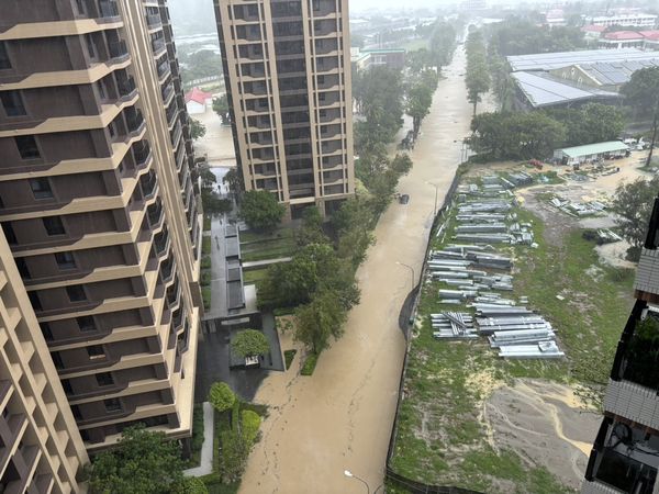 ▲▼高雄市區淹水。（圖／翻攝記者爆料網）