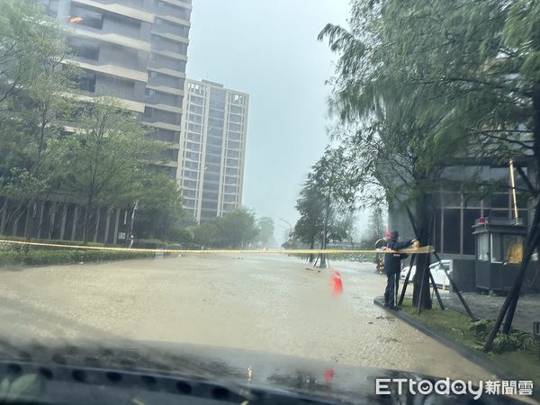 ▲左營桃子園路淹水。（圖／記者許宥孺翻攝）