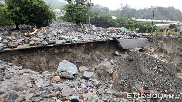 ▲信義鄉東埔村聯外道路和便橋遭土石流沖毀，淪為孤島。（圖／信義鄉長全志堅提供）