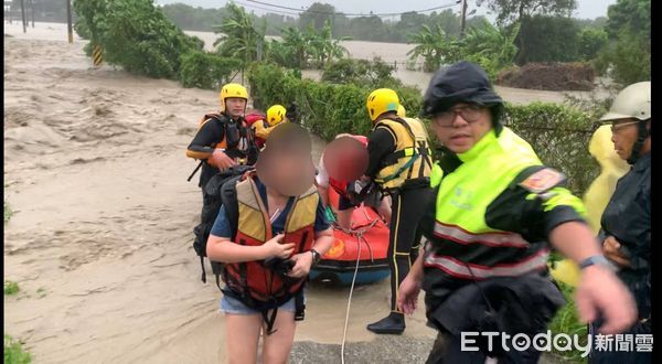 ▲凱米颱風強襲，台南一戶住宅大淹水，警消及出動救人。（圖／記者林東良翻攝，下同）