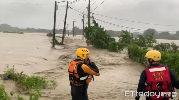 ▲凱米颱風強襲台灣，並且挾帶大量風雨。圖為台南一戶住宅大淹水。（圖／記者林東良翻攝）