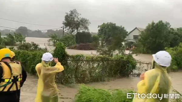 ▲凱米颱風強襲，台南一戶住宅大淹水，警消及出動救人。（圖／記者林東良翻攝，下同）