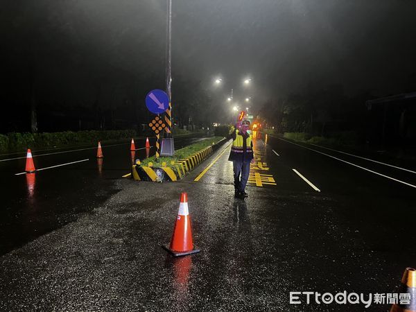 ▲潮州警分局員警清除倒塌路樹             。（圖／記者陳崑福翻攝）