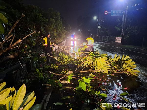 ▲潮州警分局員警清除倒塌路樹             。（圖／記者陳崑福翻攝）