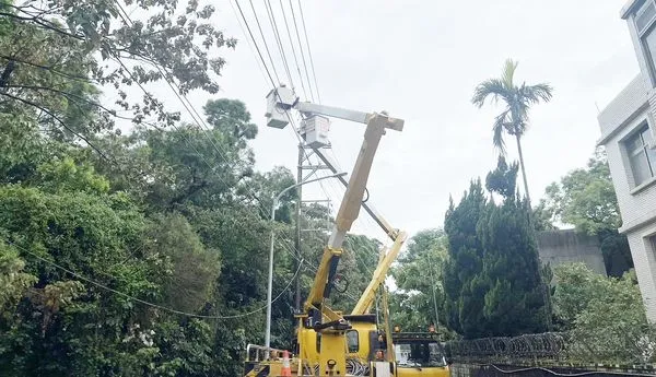 ▲中颱「凱米」帶來強風豪雨，昨日至今日共造成桃園市13314戶停電，台電桃園營業處工程人員全力搶修。（圖／台電桃園營業處提供）